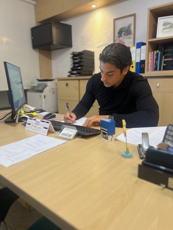 Sebastián trabajando en oficina